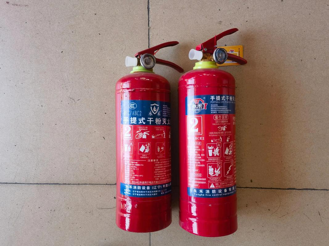 新舊國標永禾牌兩公斤干粉滅火器對比 選購消防器材不可不知的要點